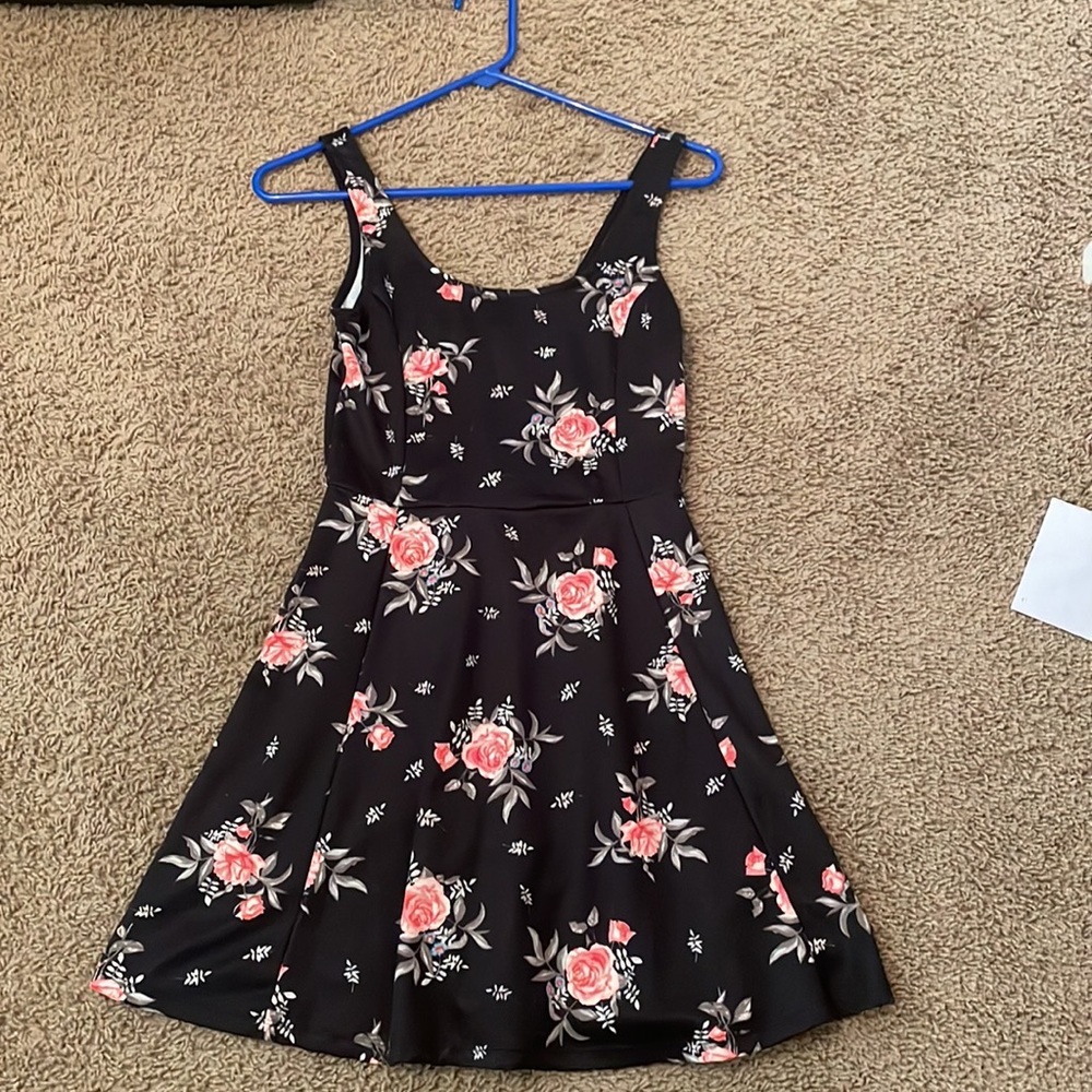 Floral maxi dress size 6 H&M brand, in good condition, fits like a 4.